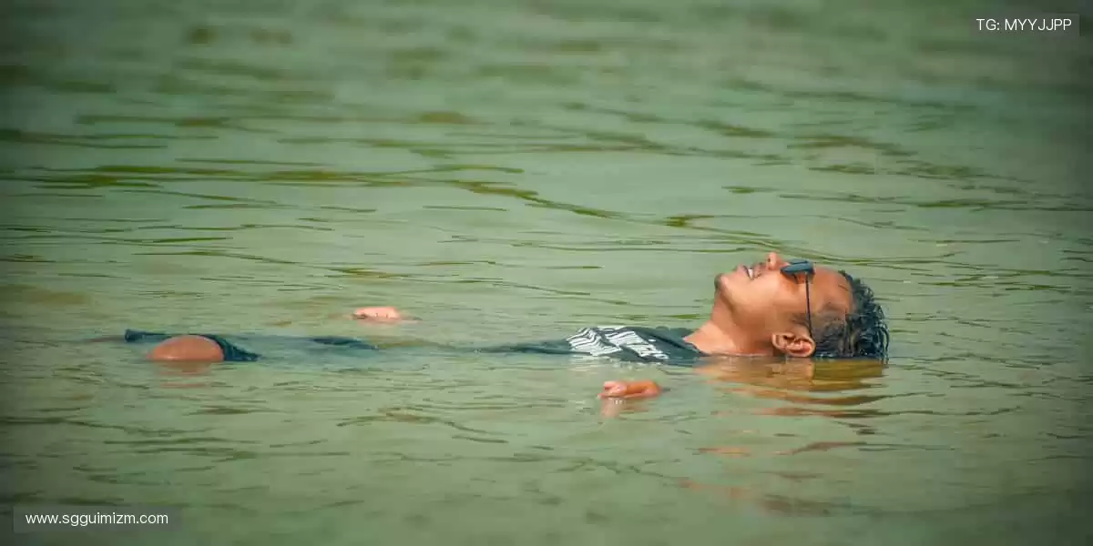 🎮潮流周边，让热爱从赛场延伸到生活！🌟